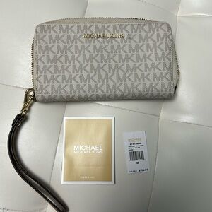 CHRISTMAS SALE 🤍 Michael Kors travel wallet 🤍